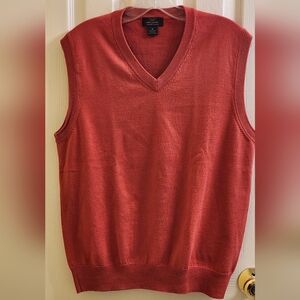 Brooks Brothers V-Neck Vest in Heathered Rose. 100 % Supima Cotton. SIZE M